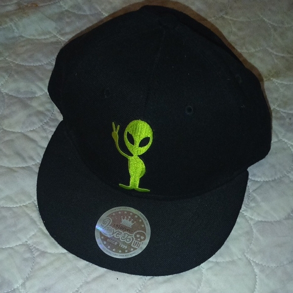 Black Baseball Cap Hat / Neon Green Alien Giving A peace Sign - Picture 7 of 8